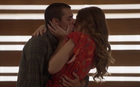 Os personagens Téo (Felipe Simas) e Luna/Fiona (Juliana Paiva) se beijam agarrados em cena da novela Salve-se Quem Puder, da Globo