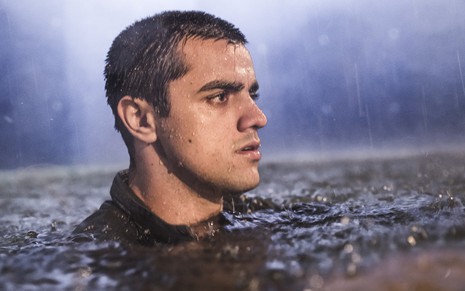 Felipe Simas, que interpreta o Téo em Salve-se Quem Puder, grava cena de passagem de furação com água até o pescoço