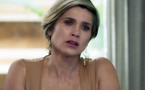 A atriz Flávia Alessandra, com expressão de choro, em cena como Helena em Salve-se Quem Puder