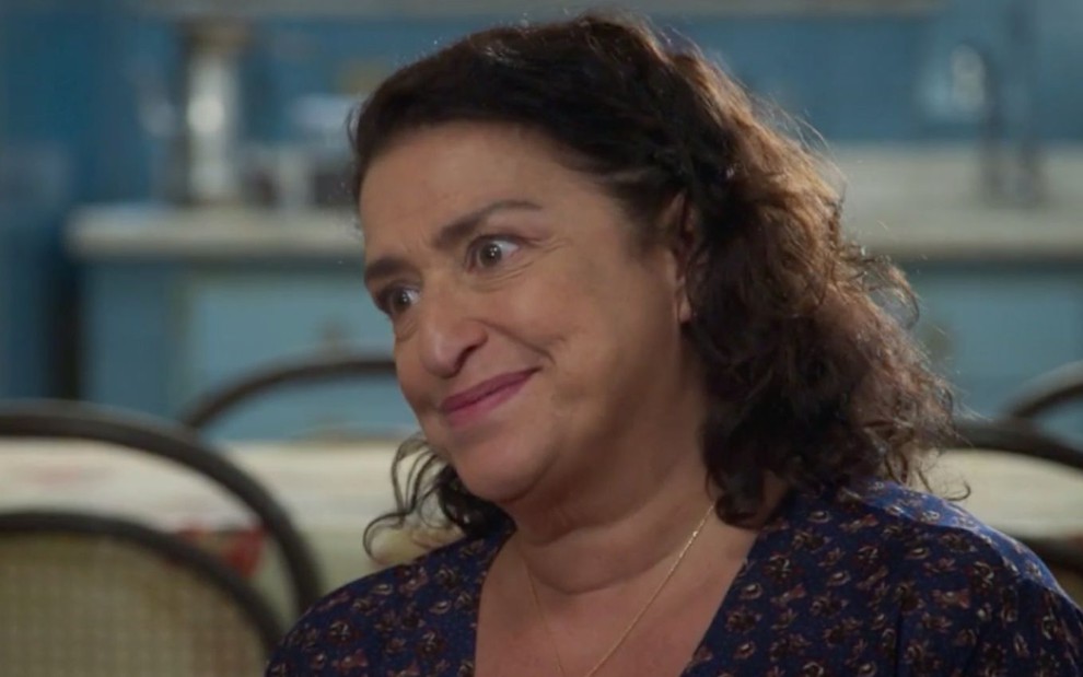 A personagem Ermelinda (Grace Gianoukas) em cena da novela Salve-se Quem Puder, da Globo