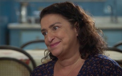 A personagem Ermelinda (Grace Gianoukas) em cena da novela Salve-se Quem Puder, da Globo