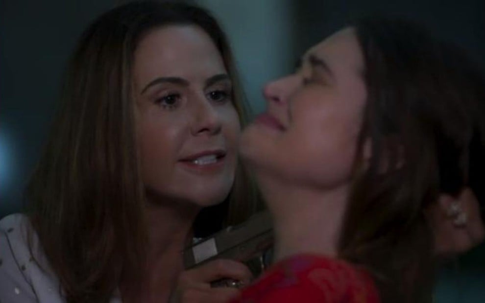 Cena da novela das sete da Globo Salve-se Quem Puder em que a personagem Dominique (Guilhermina Guinle) ameaça Luna (Juliana Paiva) com uma arma