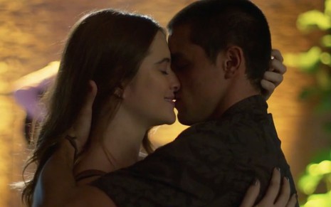 Os atores Juliana Paiva (à esquerda) e Felipe Simas (à direita) se beijam como os personagens Luna/Fiona e Téo, respectivamente, em cena da novela Salve-se Quem Puder, da Globo