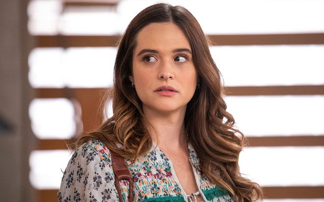A atriz Juliana Paiva caracterizada como Luna e com expressão de desconfiança em cena de Salve-se Quem Puder