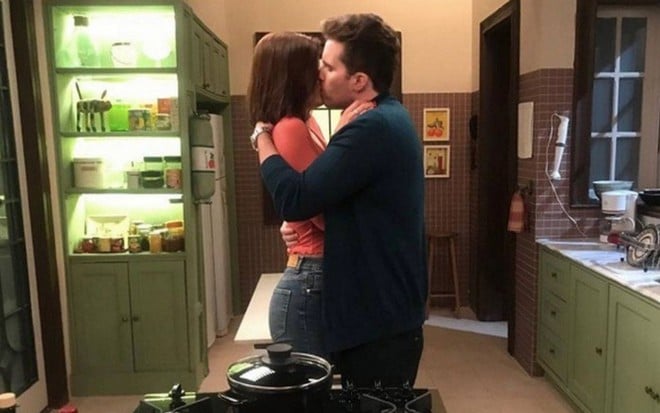 Vitória Strada e Thiago Fragoso em Salve-se Quem Puder: caracterizados como Kyra e Alana, casal está se beijando