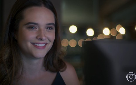 Juliana Paiva grava em frente ao computador com lágrimas nos olhos e sorriso no rosto como Luna