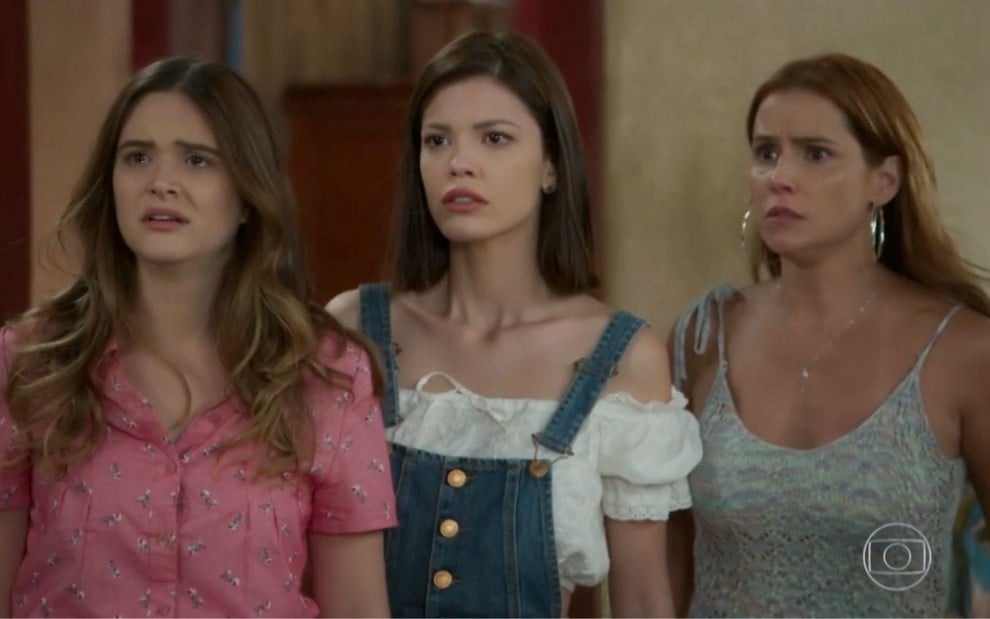 Juliana Paiva, Vitória Strada e Deborah Secco caracterizadas como Luna, Kyra e Alexia em cena de Salve-se Quem Puder