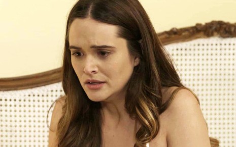 A atriz Juliana Paiva faz uma expressão de decepção e susto em cena da novela Salve-se Quem Puder, da Globo