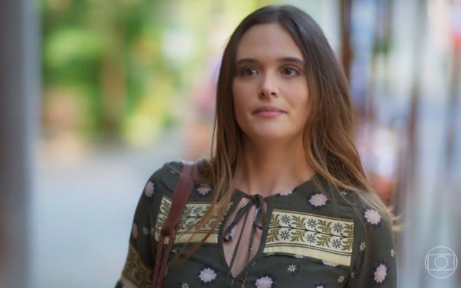 Juliana Paiva com camisa estampada e expressão de medo como Luna em Salve-se Quem Puder