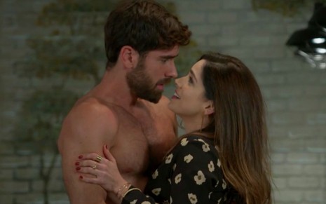 Os atores Marcos Pitombo e Sabrina Petraglia quase se beijam como os personagens Bruno e Micaela de Salve-se Quem Puder, novela da Globo