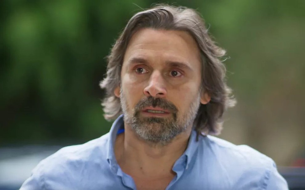 O ator Murilo Rosa usa camisa azul clara e tem os cabelos grisalhos penteados para trás em gravação de cena como Mário em Salve-se Quem Puder