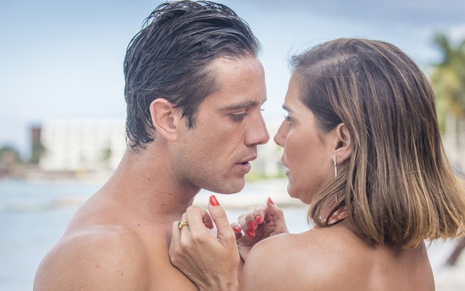 O ator Rafael Cardoso faz cena de sedução com Deborah Secco, com ambos em trajes de banho, em praia de Cancún, no México
