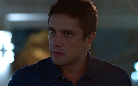 O personagem Renzo (Rafael Cardoso) olha sério em cena da novela Salve-se Quem Puder, da Globo