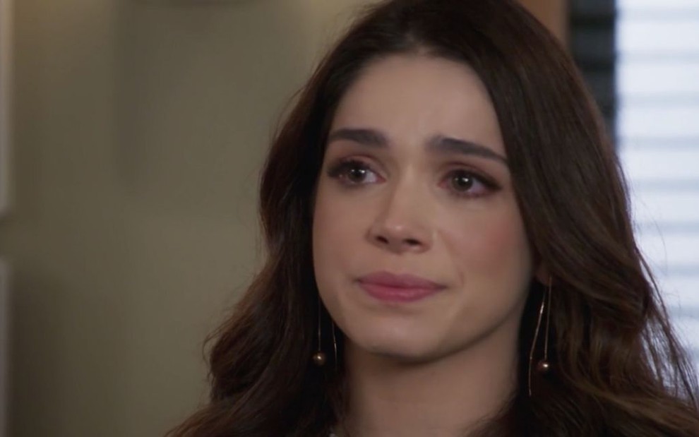 A atriz Sabrina Petraglia triste como a personagem Micaela da novela Salve-se Quem Puder, da Globo