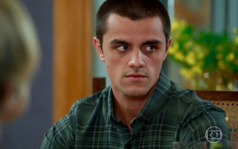 O ator Felipe Simas, com a expressão preocupada, em cena como Téo em Salve-se Quem Puder