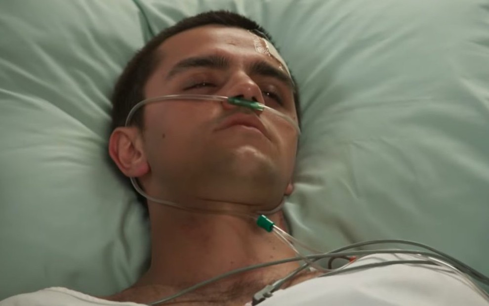O ator Felipe Simas sofre em cama de hospital durante cena do personagem Téo em Salve-se Quem Puder