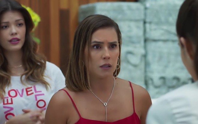 Vitória Strada contracena com Deborah Secco e Juliana Paiva, de costas, na novela Salve-se Quem Puder, da TV Globo