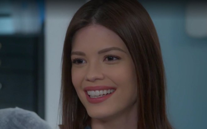 Vitória Strada (Kyra) sorrindo em cena de Salve-se Quem Puder