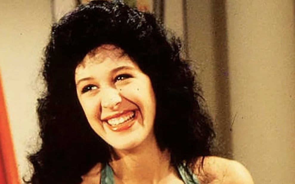 A atriz Claudia Raia sorri caracterizada como a Tancinha em cena de Sassaricando