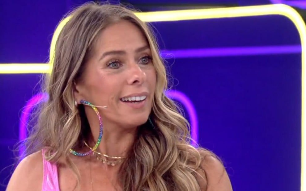 Adriane Galisteu sorri no palco do Se Joga, da Globo, na segunda-feira (24)