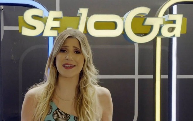 A humorista Dani Calabresa em frente a um letreiro do programa Se Joga para apresentar o teaser do quadro Interrompemos a Programação