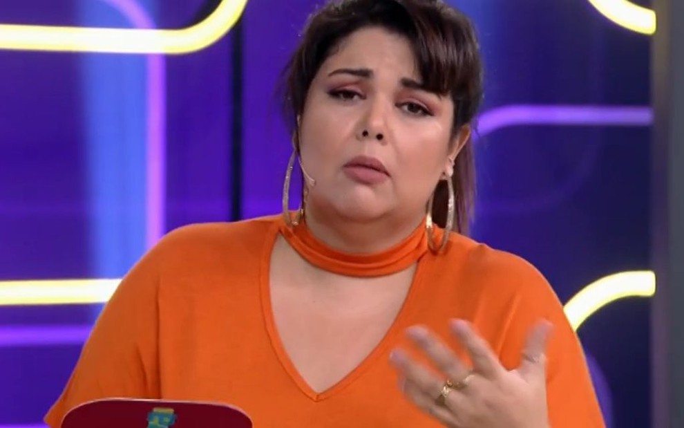 A apresentadora Fabiana Karla com expressão triste no Se Joga de sexta-feira (6)