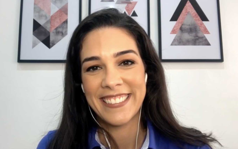 A narradora Renata Silveira em videoconferência no programa Se Joga