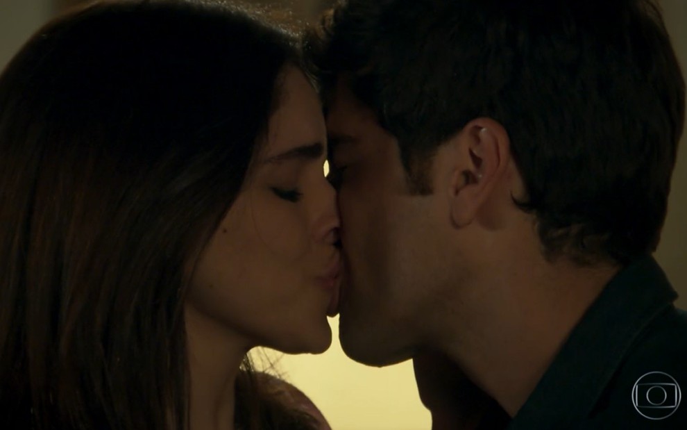 Sabrina Petraglia e Marcos Pitombo se beijando em cena como Shirlei e Felipe de Haja Coração