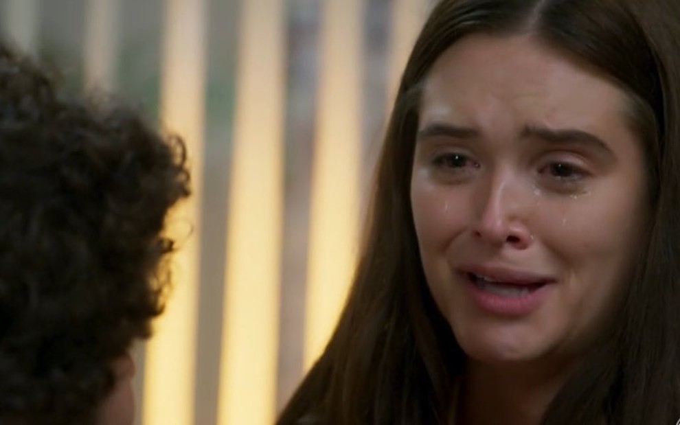 A atriz Juliana Paiva chora em cena de Salve-se Quem Puder na qual contracena com José Condessa