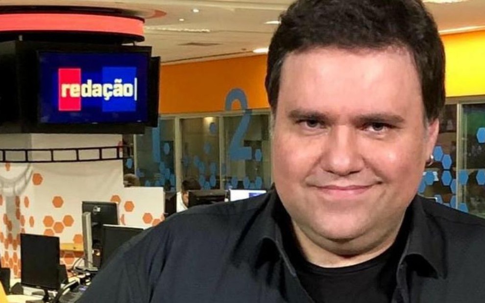 O apresentador Rodrigo Rodrigues na redação do Globo Esporte, da Globo