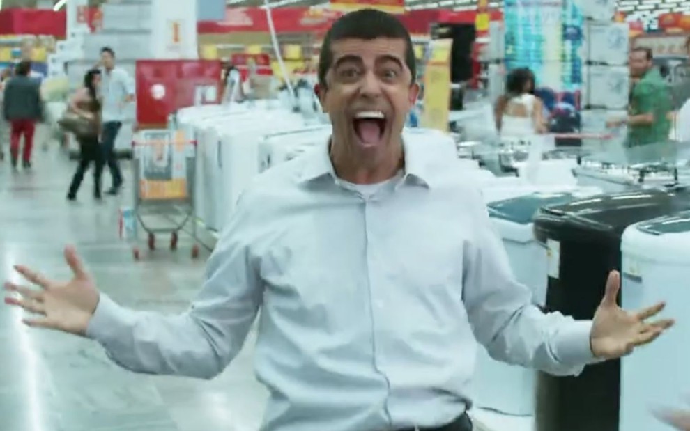 O humorista Marius Melhem intepreta um gerente de loja maluco em cena da esquete Ricardo Ereto do humorístico Tá no Ar, exibido pela Globo em 2017