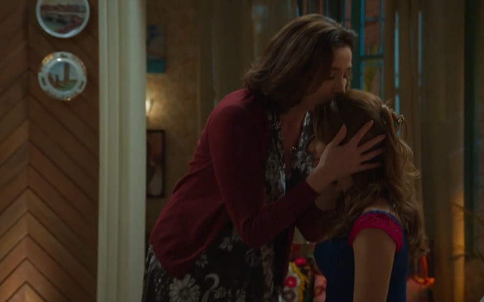A atriz Marisa Orth beijando a testa de Mariana Ximenes em cena de Haja Coração, da Globo