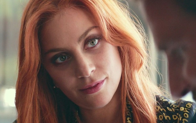 Lady Gaga observando personagem de Bradley Cooper em cena do filme Nasce uma Estrela