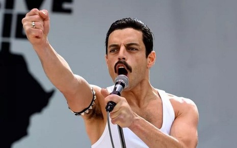 O ator Rami Malek caracterizado como o cantor Freddie Mercury em cena do filme Bohemian Rhapsody