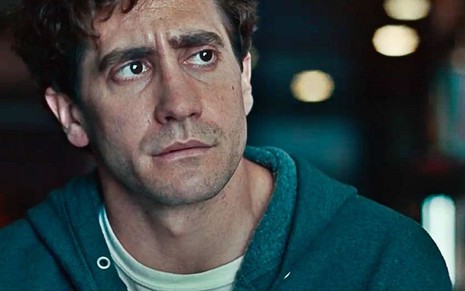 O ator Jake Gyllenhaal com expressão séria em cena como Jeff Bauman no filme O Que Te Faz Mais Forte (2018)