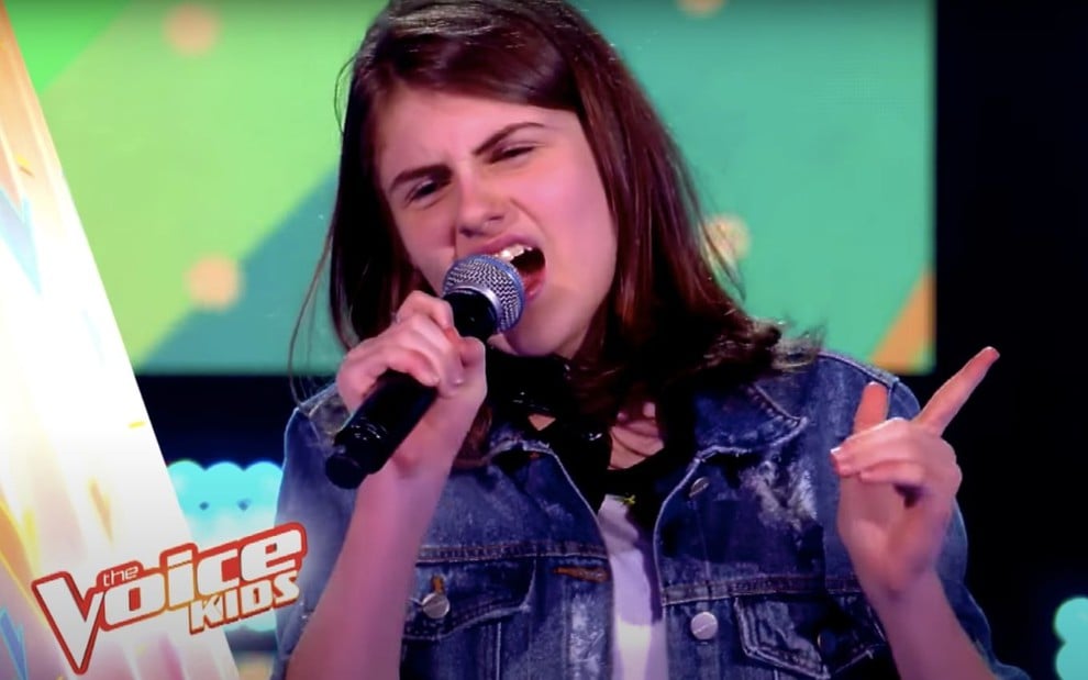 A participante do The Voice Kids Bel Sant'Anna cantando no reality em 2019