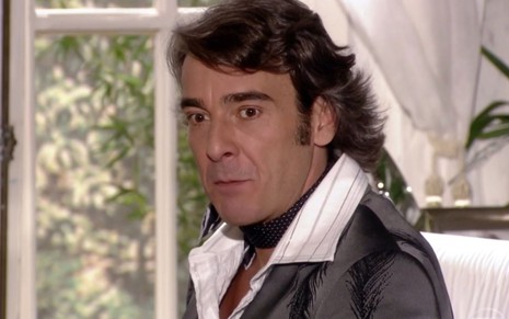 O personagem Jacques (Alexandre Borges) em cena da novela Ti Ti Ti, que está sendo exibida no Vale a Pena Ver de Novo, da Globo