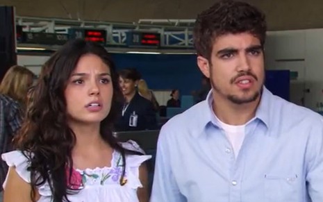 Os personagens de Isis Valverde e Caio Castro com caras de assustados em cena de Ti Ti Ti na sexta