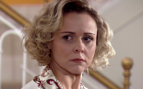 Giulia Gam em cena de Ti Ti Ti: atriz está caracterizada como Bruna, e olha como nojo para alguém fora do quadro