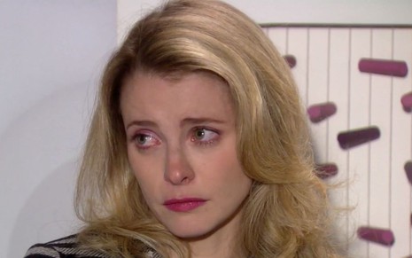 Maria Helena Chira em cena de Ti Ti Ti: caracterizada como Camila, atriz chora e olha com tristeza para alguém fora do quadro