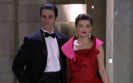 Rodrigo Lopez e Mayana Neiva em cena de Ti Ti Ti: caracterizados como Chico e Desirée, atores posam para fotos em festa