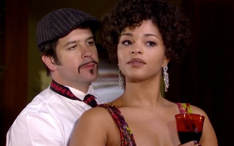 Murilo Benício e Juliana Alves em cena de Ti Ti Ti; atores estão caracterizados como Victor Valentim e Clotilde