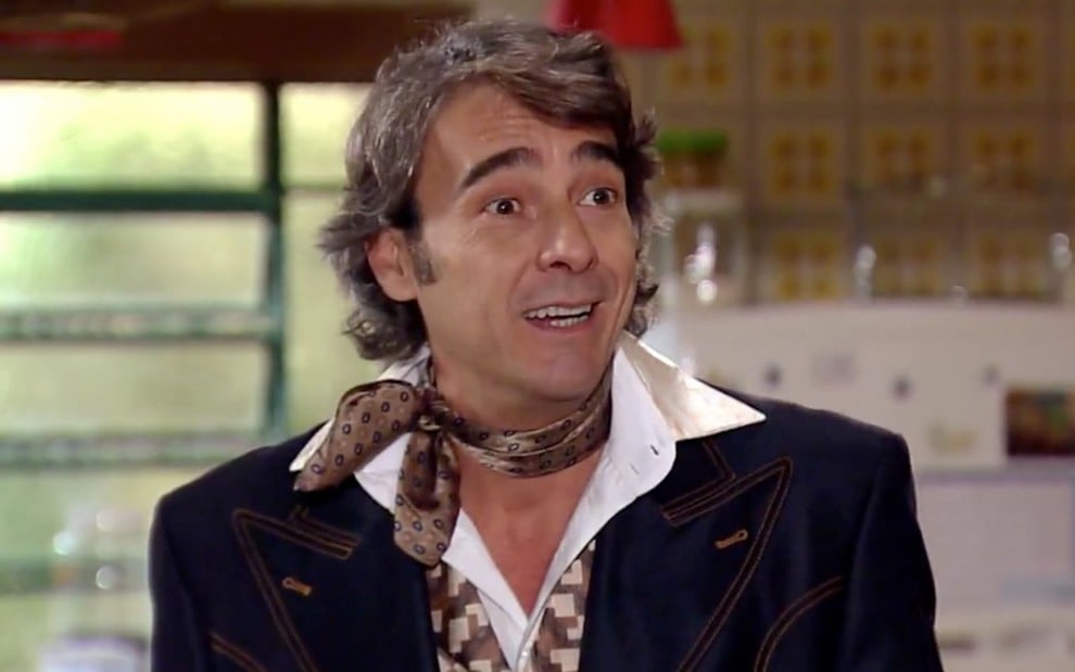Alexandre Borges em cena de Ti Ti TI: caracterizado como Jacques Leclair, ator tem feição preocupada