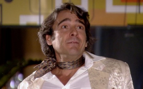 Alexandre Borges em cena de Ti Ti TI: caracterizado como Jacques Leclair, ator finge desmaio
