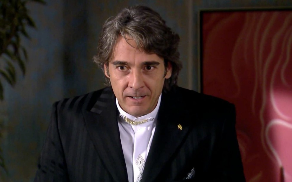 Alexandre Borges em cena de Ti Ti TI: caracterizado como Jacques Leclair, ator olha com seriedade para o horizonte