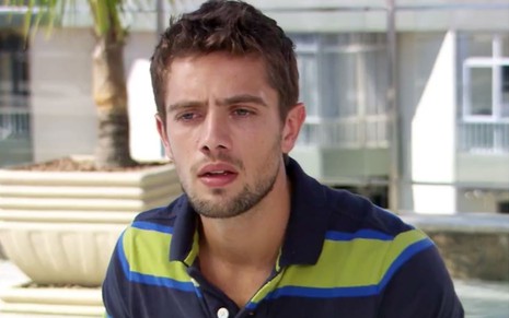 Rafael Cardoso em cena de Ti Ti Ti: caracterizado como Jorgito, personagem olha para o horizonte com expressão abobalhada