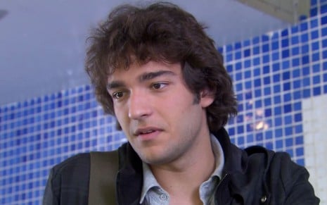 Humberto Carrão em cena da novela Ti Ti Ti: caracterizada como Luti, ator olha para alguém fora do quadro