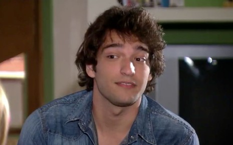 Humberto Carrão em cena de Ti Ti Ti: caracterizada como Luti, ator olha para alguém fora do quadro