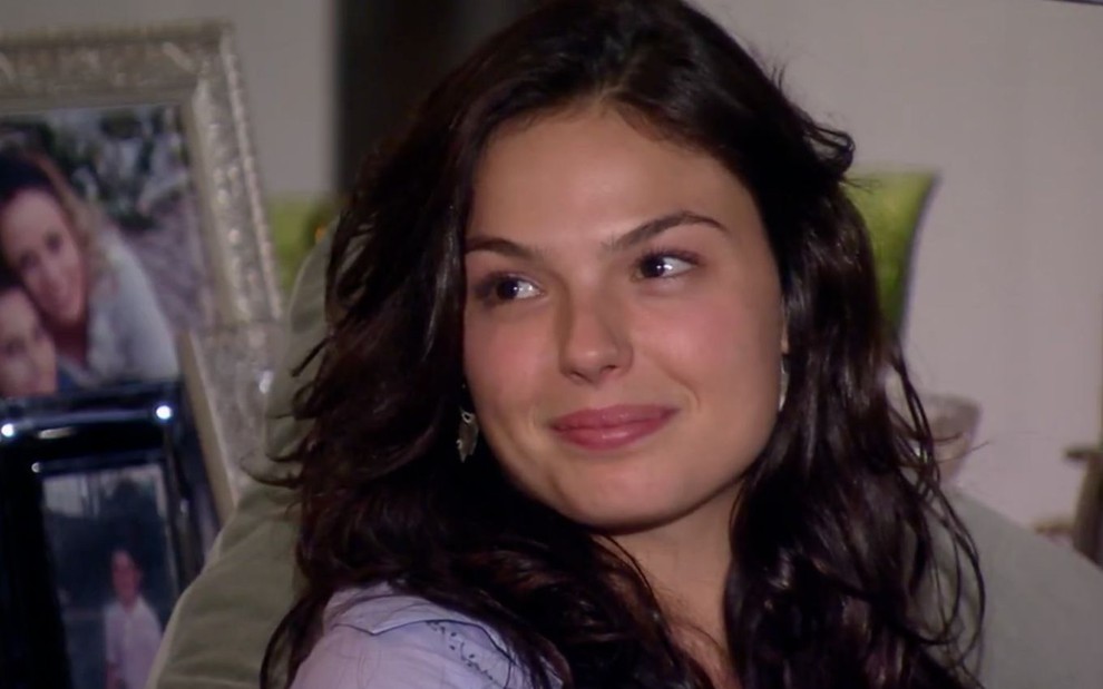 Isis Valverde em cena de Ti Ti Ti: caracterizada como Marcela, atriz olha com rosto de deboche para alguém fora do quadro
