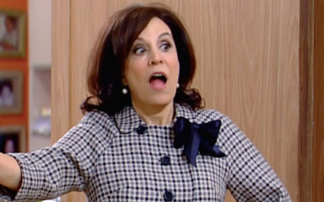 A atriz Stella Miranda caracterizada como a dona Álvara em cena de Toma Lá Dá Cá 